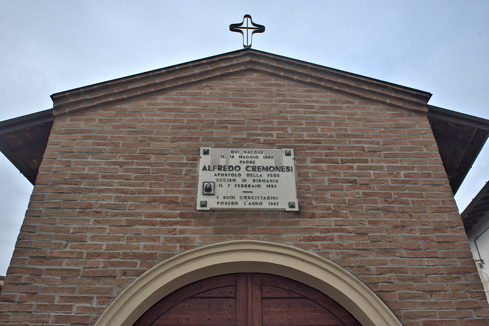 La targa murata sulla casa natale del beato padre Alfredo Cremonesi