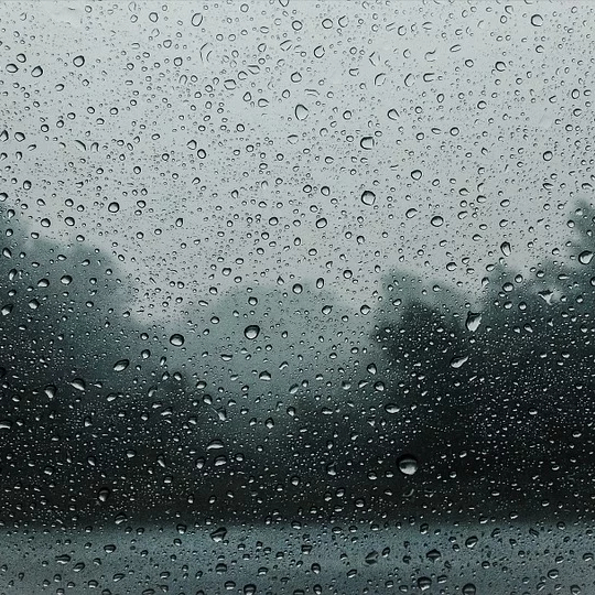 Gocce su vetro in giornata di forte pioggia