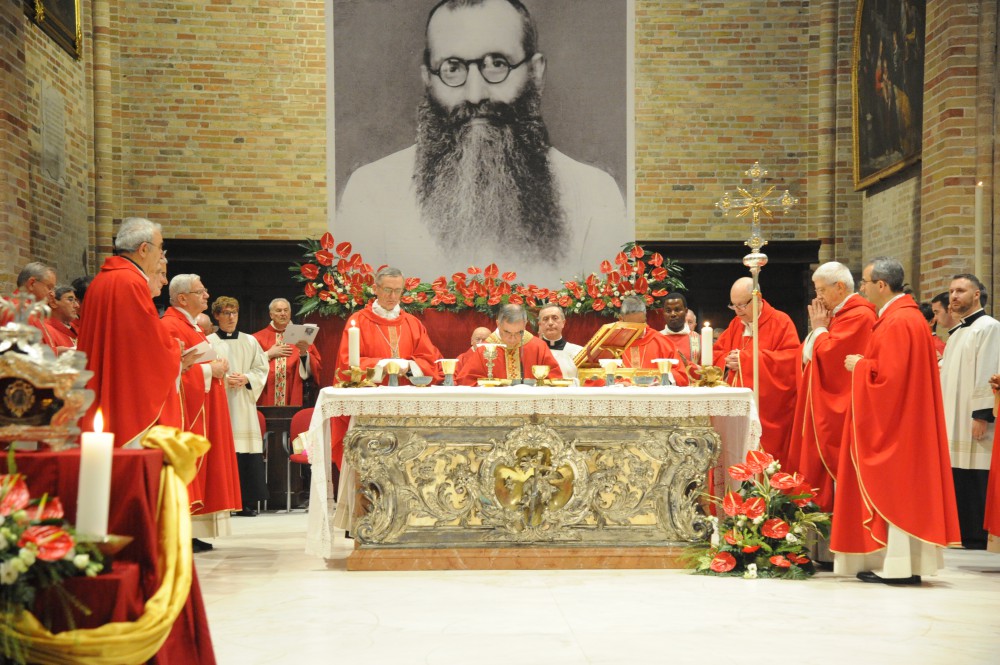 Un momento della cerimonia, con il cardinale Angelo Becciu e il vescovo di Crema monsignor Daniele Gianotti (fonte il Nuovo Torrazzo)
